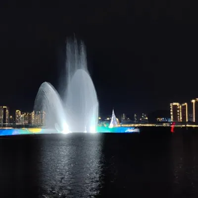 Watergordijnfontein op het meer